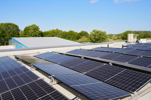 Solarflächen auf dem Firmendach von LEAB.