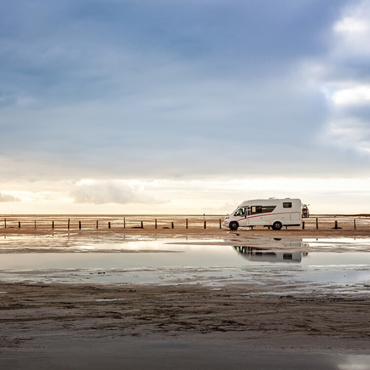 Ein Wohnmobil steht am Meer